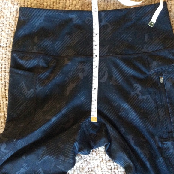 NEW Ladies 7/8 Reebok Leggings | Size Medium | Black and Grey Logo | 2 Pockets - Picture 11 of 14